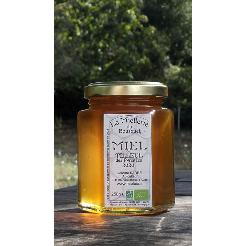 Miel Bio Tilleul des Pyrénées. Aspect à la mise en pot en septembre 2020. photo avec soleil. Miel Bio Tilleul des Pyrénées. Aspect à la mise en pot en septembre 2020. photo avec soleil.
