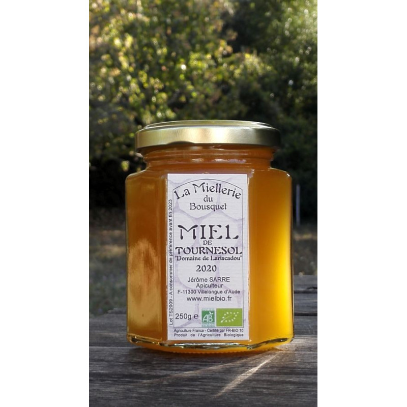 Miel Bio de Tournesol Sud de la France (Aude). Aspect à la mise en pots. Miel Bio de Tournesol Sud de la France (Aude). Aspect à la mise en pots.